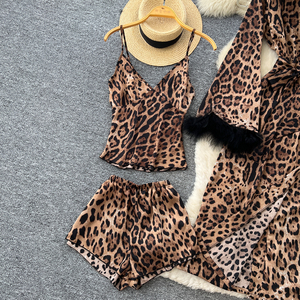 Conjunto de Pijama de 3 Piezas con Estampado de Leopardo para <span class=keywords><strong>Mujer</strong></span>, con Manga Larga, Top Camisero, Pantalones Cortos y Bata con Adorno de Plumas, Ropa de Dormir y para Estar en Casa - Product Image 4