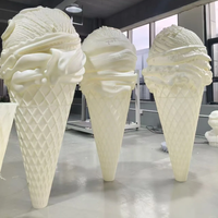 Sculpture géante en fibre de verre en forme de cornet de crème glacée simulé, texture réaliste de gaufre, statue de dessert surdimensionnée pour boutique de desserts