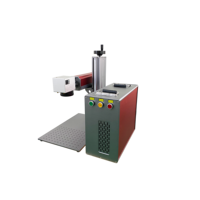 Machine de marquage laser à fibre optique de type split, dotée d'une palette de couleurs gris et rouge, conçue pour marquer les plaques d'identification en métal pour animaux de compagnie.