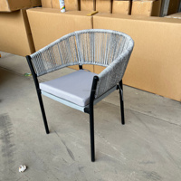 Tables et chaises d'extérieur en métal et rotin pour restaurants, cafés, hôtels, patios et jardins – Idéal pour les loisirs en plein air