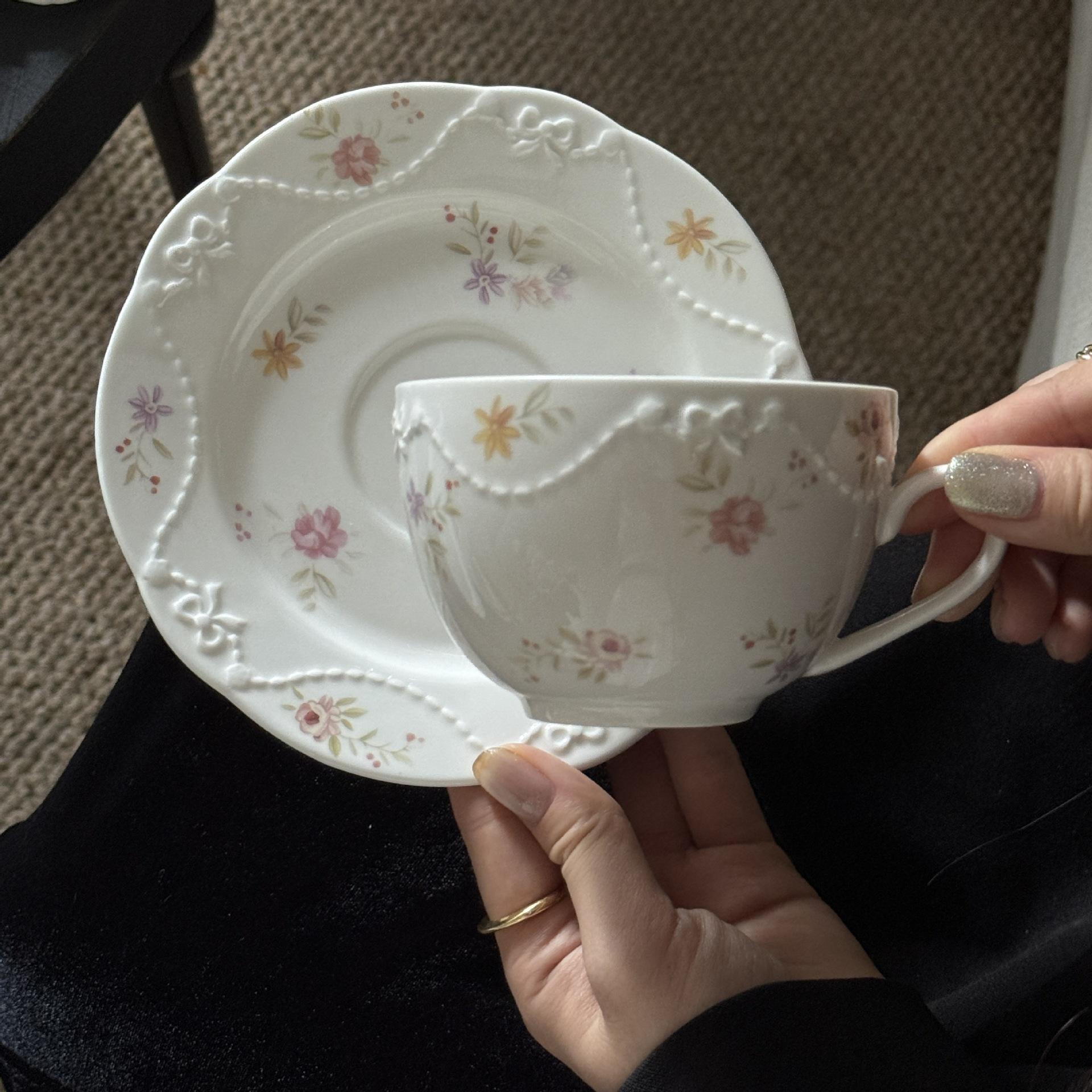 Floral cups and plates for the fugitive princess