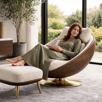 Fauteuil d'appoint moderne incurvé en bouclette avec ottoman, base en bois de noyer et finition dorée, pour salon