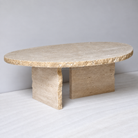 Table basse en travertin naturel de designer, table centrale irrégulière et organique pour hôtels, appartements et salons