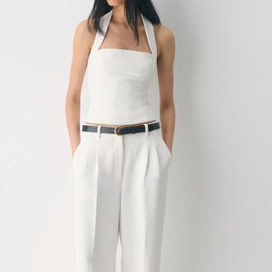 Top court élégant blanc à col halter et coupe ajustée sans manches - Tenue minimaliste pour le bureau et les soirées - Product Image 2