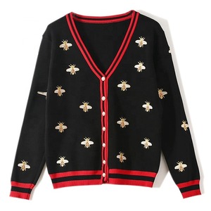 Maglioni lavorati a maglia con bottoni a contrasto monopetto manica lunga Cardigan ricamato ape stilista di alta qualità UG - Product Image 3