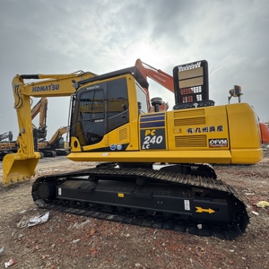 Excavatrice hydraulique Komatsu PC240LC de 24 tonnes, modèle 2024, puissance de 110 kW, capacité de la benne de 1,2 m, avec moteur Cummins, pompe et tarière incluses - Product Image 1