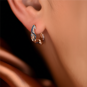 Pendientes tipo huggie chapados en oro rosa E2825 con diseño de alas de circonita para mujer, joyería de moda para fiestas. - Product Image 2