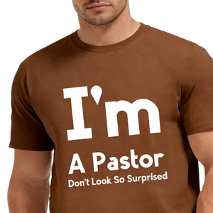 T-shirt con scritta 'Sono un pastore, non fai tanta sorpresa' - Divertente maglietta religiosa con testo per il clero - Product Image 1