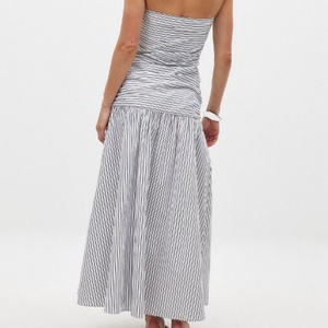 เดรสยาวลายทางแบบไร้สายรัดไหล่สำหรับผู้หญิง ชุดเดรสชายหาดทรงพลิ้วพร้อมช่วงเอวสม็อค - Product Image 2