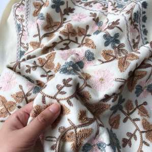 شعار مخصص مطرز تصميم الأزهار وشاح شتوي بوليستر كشميري وشاح دافئ رقبة بشمينا شال نسائي شرابة للنساء - Product Image 3