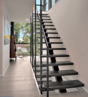 Escalier droit moderne sur mesure PRIMA avec garde-corps en verre, design d'escalier intérieur en acier et bois pour villa de luxe