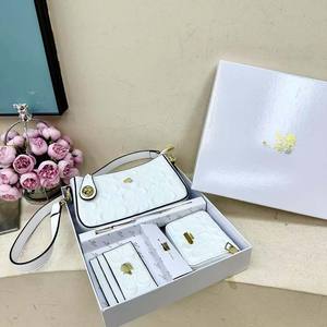 Borsa a Spalla di Alta Gamma per Donna con Logo Personalizzato |   Accessorio di Moda Premium con Apertura Frontale a Cerniera - Product Image 1