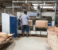 Centre d'usinage CNC 5 axes à table rotative à double broche inclinable pour la découpe et le perçage des bords de dossier de chaise courbés