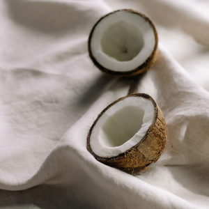 Huile de noix de coco vierge 100% pure pressée à froid de haute qualité en provenance d'Indonésie pour la beauté et la cuisine Modèle 151319 Durée de conservation de 1 à 2 ans - Product Image 1
