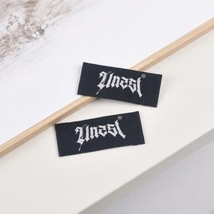 Etiqueta blanca ecológica reciclada impresa para el cuidado de la ropa, plegada, con logotipo de silicona en relieve y cinta tejida para prendas. - Product Image 1