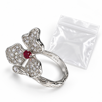 Blumenförmiger 925 Sterling Silber Ring mit Rotem Rubin, Funkelndes Pavé-Blütenblatt-Design, Eleganter Naturinspirierter Damenring