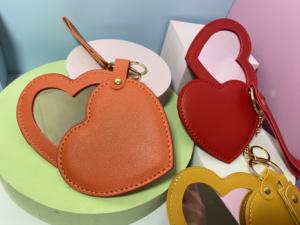 Espejo de Bolsillo de Cuero PU con Forma de Corazón Negro y Logotipo Personalizado, MOQ Bajo, Espejo de Maquillaje Portátil con Llavero para Viajes - Product Image 6