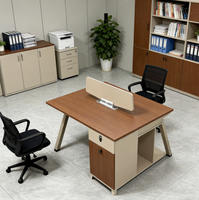 Bureau de travail et poste informatique contemporains, mobilier de bureau, ensemble bureau et chaise pour employés