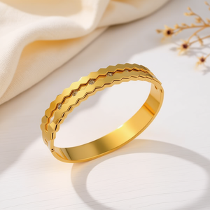 Bracciale a tre strati esagonale in acciaio inossidabile Angelina, placcato oro, gioiello alla moda unisex - Product Image 4