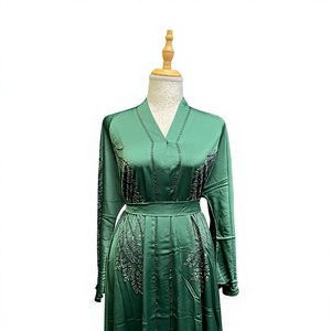 Élégante robe longue turque en polyester vert, à manches longues, col en V, ornée de perles, pour mariage, soirée, style Moyen-Orient - Product Image 1