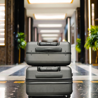 Vente en gros de valise de transport rigide de luxe en fibre de carbone 100% véritable polycarbonate personnalisé avec fermeture de cadre en aluminium