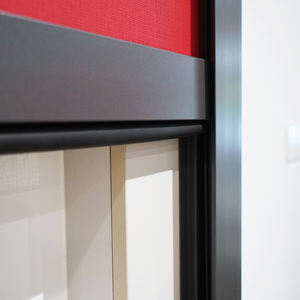 Stores verticaux occultants motorisés modernes et unis pour bureau avec rail à fermeture éclair, tissu certifié NFPA 701 pour grandes fenêtres - Product Image 5