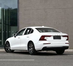   XC60 B5 SUV de Lujo con Tracción en las Cuatro Ruedas para Movilidad Empresarial Premium y Viajes Familiares con Potencia Híbrida Turbo de 250HP y Espacioso Interior - Product Image 4