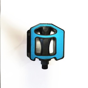 Pedales de plataforma para bicicleta de montaña con rodamientos de bolas, antideslizantes, de plástico, en gris, azul y rojo, para bicicletas de montaña Q 031 - Product Image 4