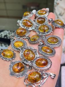 Ciondolo in Ambra Dorata Naturale con Iniziale, Design Originale, Gioiello con Cristallo Curativo Reki - Product Image 4