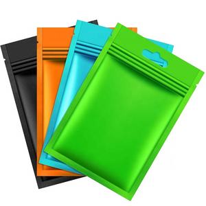 Paket 100 Kustom Tas Kedap Udara Hitam Biru Hijau Dapat Ditutup Kembali Kantung Kunci Ritsleting Foil Depan Bening Kantung Mylar Matte Emas - Product Image 3