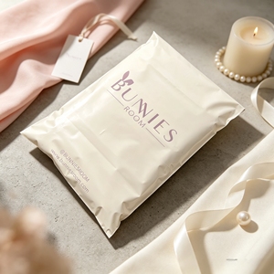 Sac d'expédition en polyéthylène personnalisé avec logo imprimé, auto-adhésif, pour l'emballage de vêtements - Product Image 1