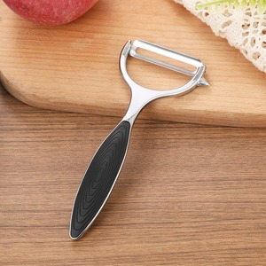 Pelador de acero inoxidable con mango negro para pelar frutas y verduras - Product Image 1