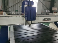Fresadora CNC de 3 ejes con un solo husillo de 1300x2500mm para grabado en madera, mesa de vacío, motor de husillo con refrigeración por agua y transmisión por engranajes