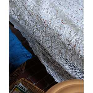 Cubrecama de Ganchillo Blanco Moderno Hecho a Mano por Robcultura, Personalizable en Tamaños Individual, Matrimonial, Queen y King, con Diseño Liso para Dormitorio - Product Image 1