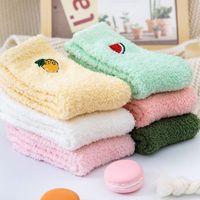 Chaussettes en molleton de corail de longueur d'équipage broderie personnalisée Logo dames hiver respirant sol sommeil chaussettes floues
