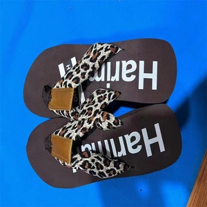 Tongs compensées à plateforme pour femmes, sandales plates antidérapantes pour l'extérieur et la plage, modèles variés, vente en gros - Product Image 4