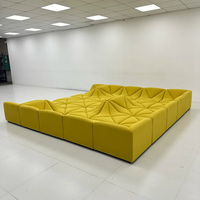 Canapé modulaire en velours minimaliste italien sur mesure, design Dune de Sable pour salon de luxe