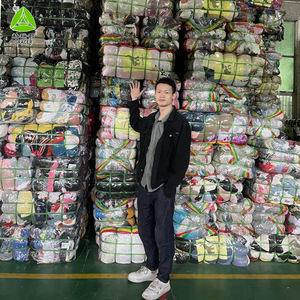 Chalecos/CHALECOS DE MODA de invierno de segunda mano al por mayor, estilos mixtos para hombres y mujeres, ofrecidos en paquetes - Product Image 5