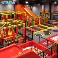 Parc d'aventure intérieur commercial personnalisé avec trampolines, équipement de fitness ludique, parcours d'obstacles et piscine à balles