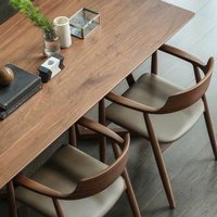 Table ronde en bois massif et ensemble de chaises modernes en bois avec sièges en cuir pour café et hôtel (vente en gros)