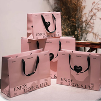Sacs en papier de luxe en gros pour cadeaux, emballages personnalisés pour bijoux et cosmétiques, sacs en papier avec rubans et poignées