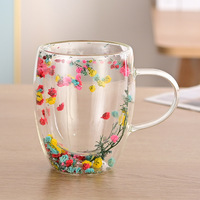 Tasse en verre à double paroi élégante avec embellissements de fleurs séchées, résistante à la chaleur pour le thé et le café, vaisselle en verre stylée