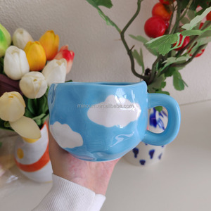 Caneca cerâmica criativa 300ml com copo irregular boca & nuvem branca padrão para leite e café - Product Image 1