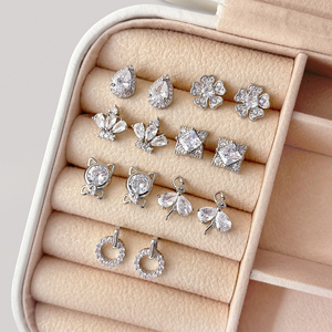Boucles d'oreilles clous tendance en laiton plaqué or 18 carats et rhodium avec zircon, serties griffe, pour femme, idéales pour fiançailles, fêtes et mariages - Product Image 2