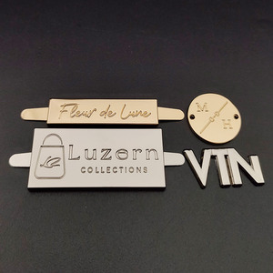 คุณภาพดีเยี่ยมรูปตัวอักษรที่กําหนดเองโลหะป้ายเสื้อผ้าเย็บแท็กการชุบโลหะผสมสังกะสี - Product Image 2