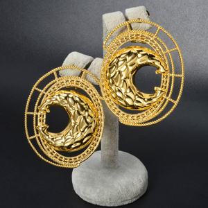 ต่างหูแฟชั่นทองเหลืองชุบทอง 18k รูปทรงเรขาคณิตแบบกลวง ดีไซน์ใหญ่สะดุดตา เหมาะสำหรับเป็นของขวัญสำหรับผู้หญิง - Product Image 5