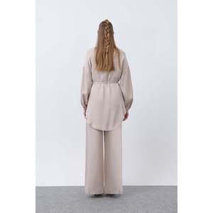 Ensemble tunique et pantalon pour femme Puane, détail boutons, col montant, tenue élégante en deux pièces pour tous les jours et le bureau, beige - Product Image 5