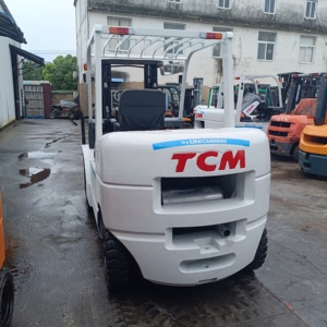 Chariot élévateur à fourche miniature TCM FD50 5 tonnes d'occasion, alimenté au diesel, avec déplaceur latéral hydraulique et pneus pleins - Product Image 6