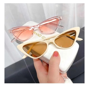 Occhiali da Sole a Farfalla da Donna, Colore Caramella, Piccoli Occhiali Retrò a Occhio di Gatto, Occhiali da Sole Firmati all'Ingrosso, Regalo per Ragazze, Occhiali da Sole alla Moda - Product Image 1