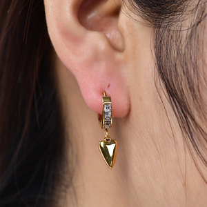 Pendientes Huggie en Forma de Corazón de 25MM, Acero Inoxidable Dorado con Zirconia Engastada en Canal, para Uso Diario - Product Image 3